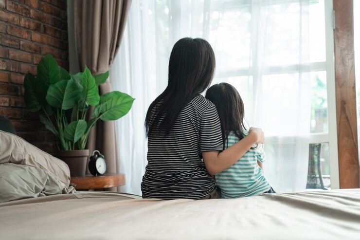 anak clingy, anak manja atau butuh perhatian, cara mengatasi anak terlalu nempel, koneksi emosional anak, parenting anak balita, anak terlalu lengket pada ibu, anak tidak mau dilepas